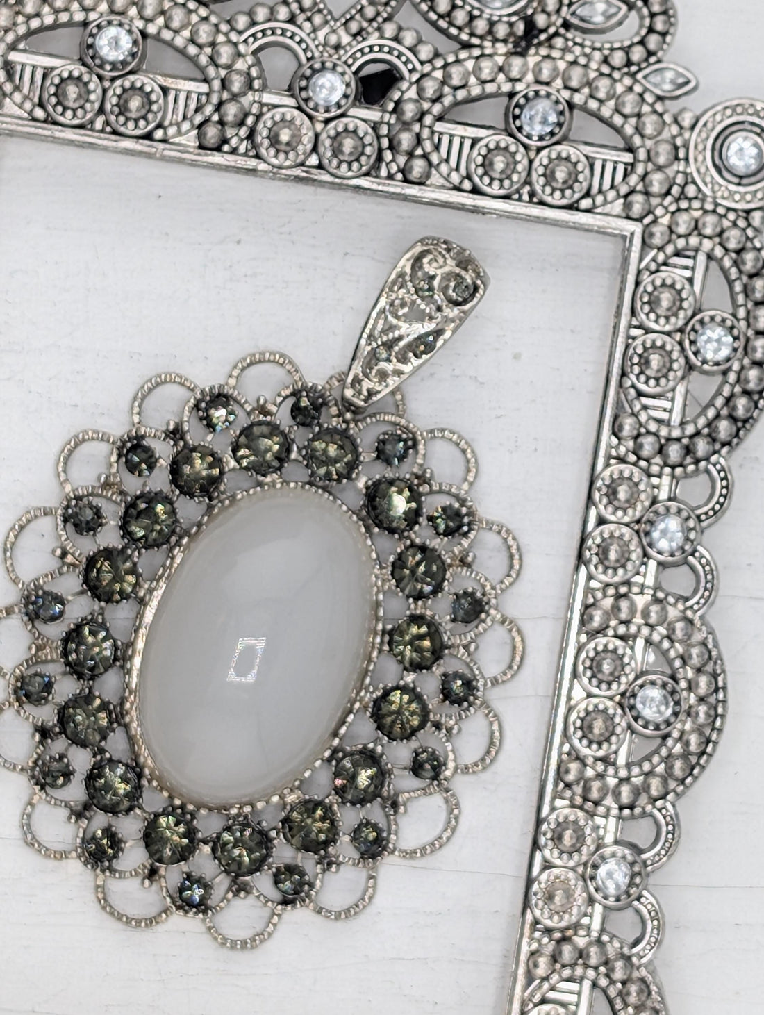 Gothic Cameo Pendant - Ornate Silver Charm for Bags and Keys