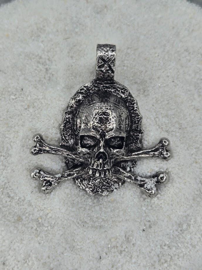 Silver Plated Skull Pendant: Gothic Alloy Charm for Jewelry