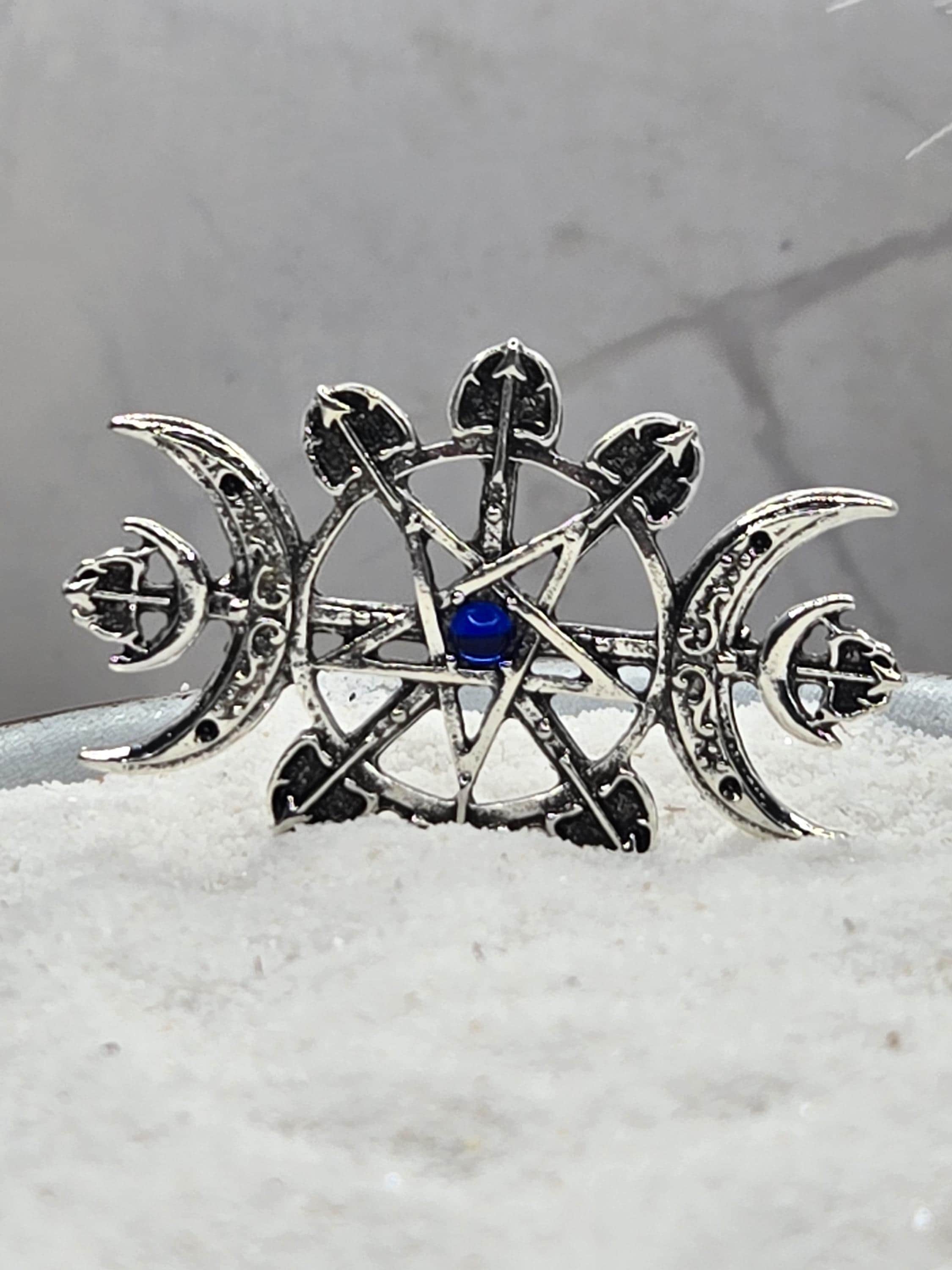 Skull Pendant: Gothic Jewelry Charm (Silver Plated Zinc Alloy)