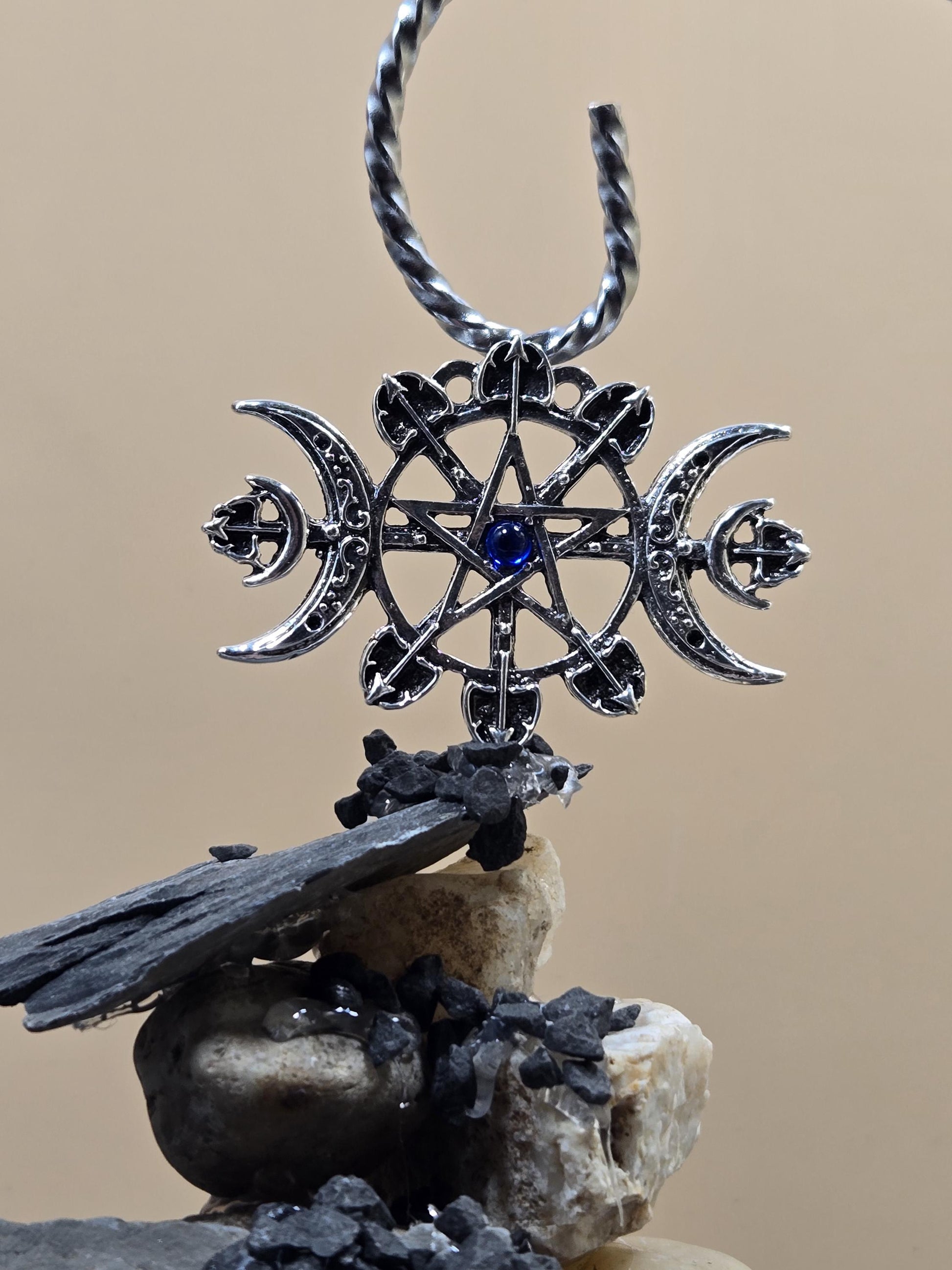 Skull Pendant: Gothic Jewelry Charm (Silver Plated Zinc Alloy)