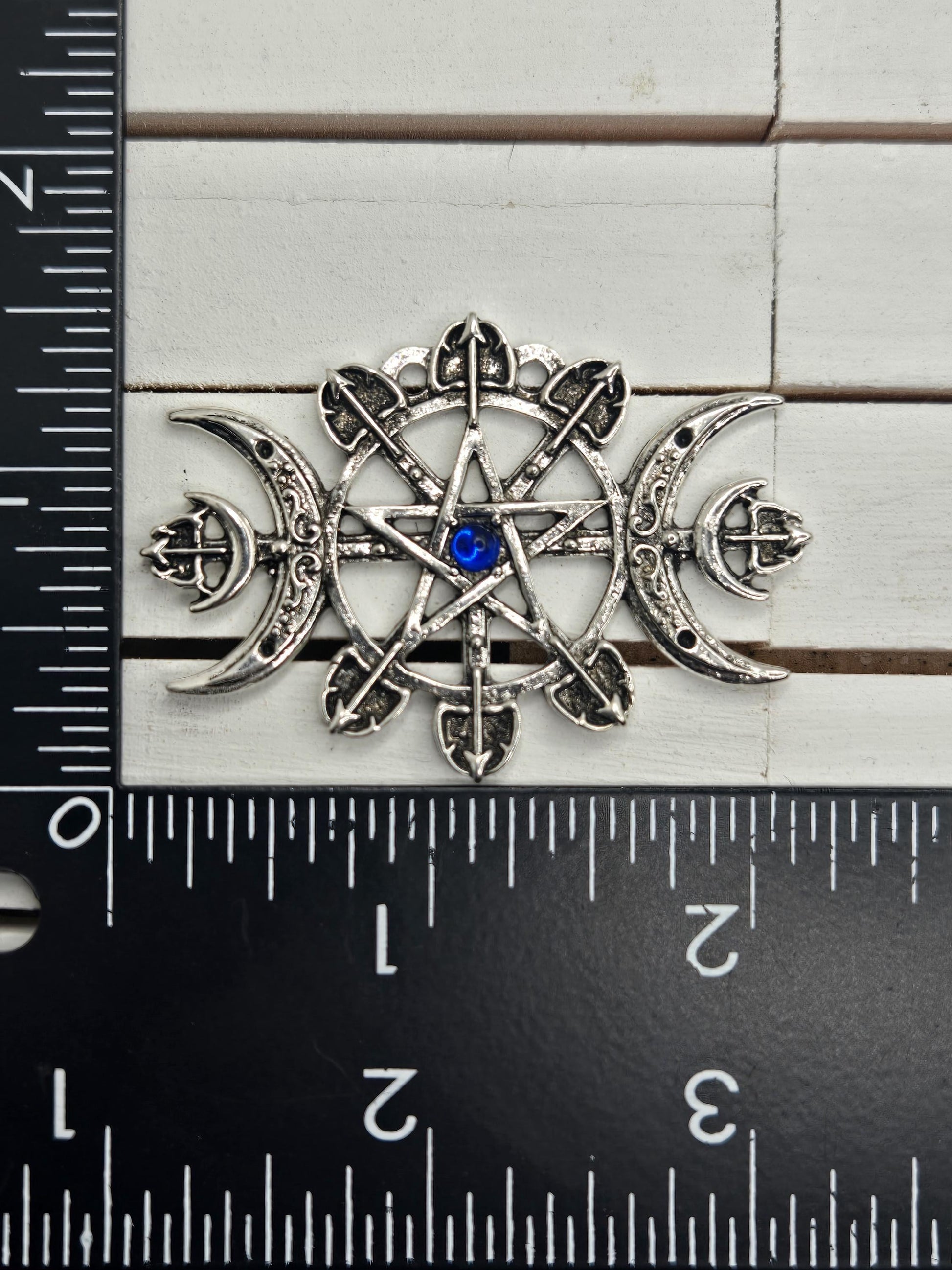 Skull Pendant: Gothic Jewelry Charm (Silver Plated Zinc Alloy)