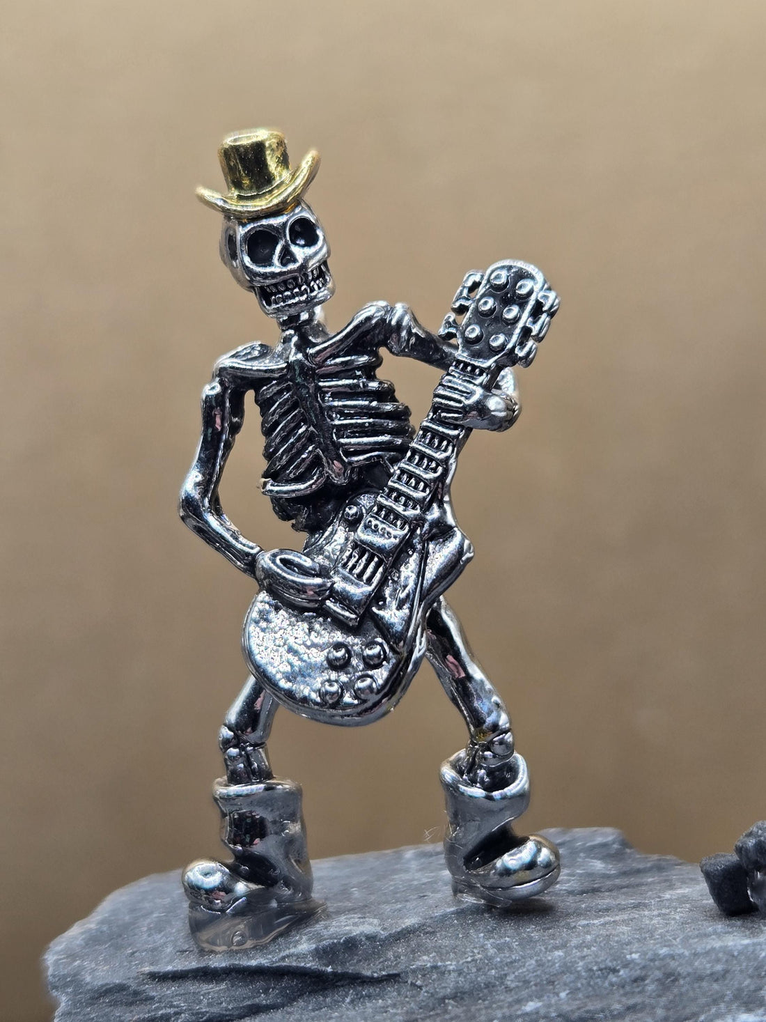 Skull Pendant: Dark Fantasy Jewelry (Silver Plated Alloy)