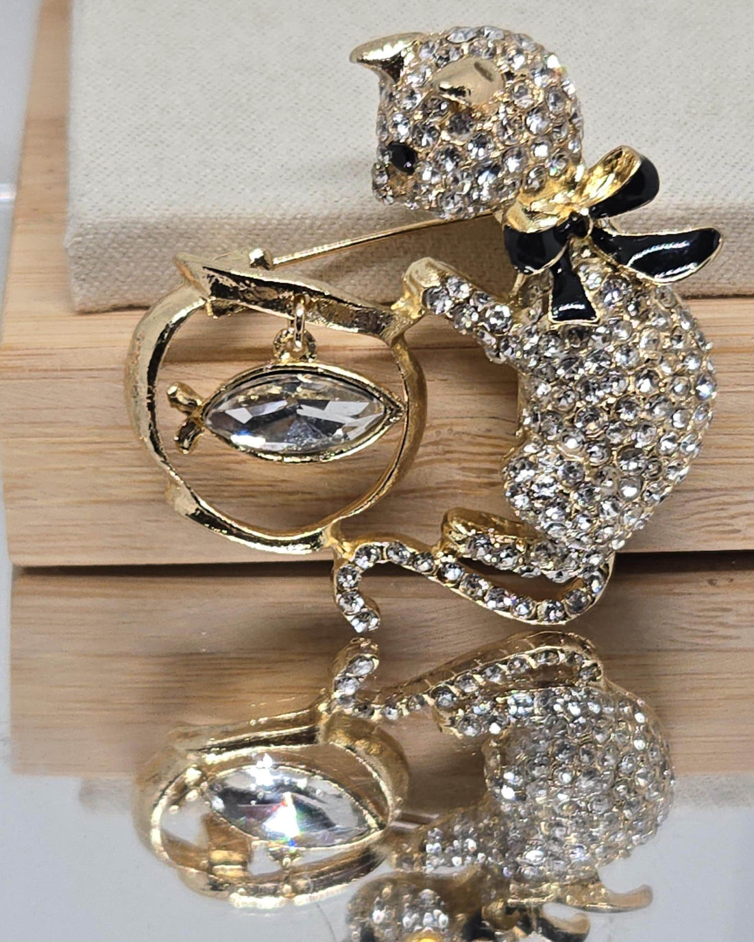 Cat Brooch: Gold Plated Kitty in Fishbowl - Rhinestone Detail