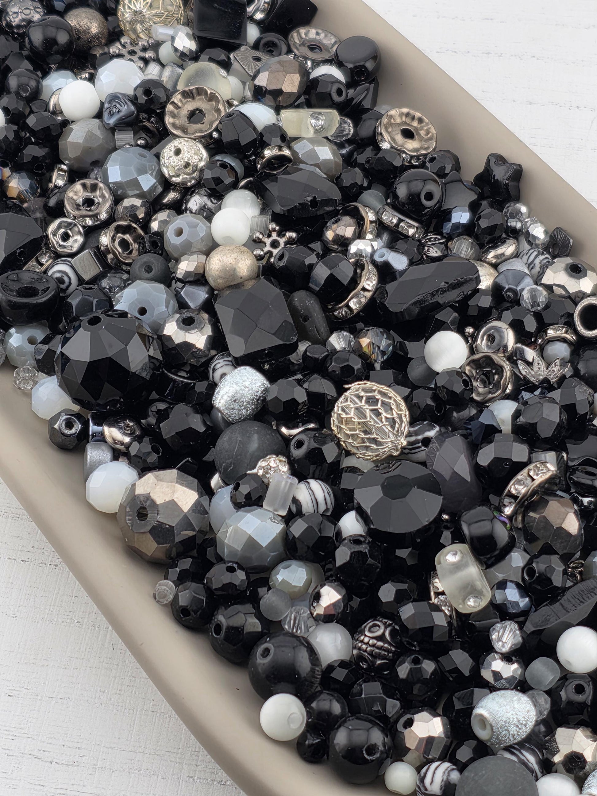 Learise Exclusive "It's not all black & white" Glass Bead Soup Mix (56g Pkg)