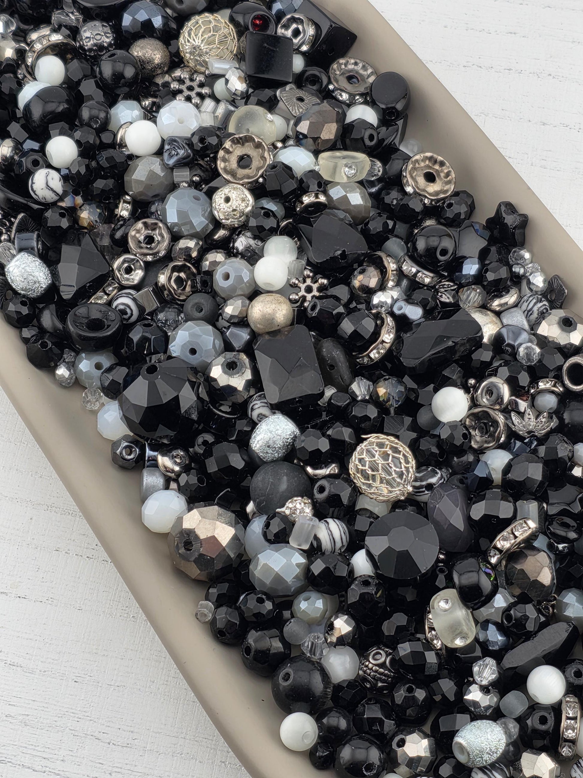 Learise Exclusive "It's not all black & white" Glass Bead Soup Mix (56g Pkg)