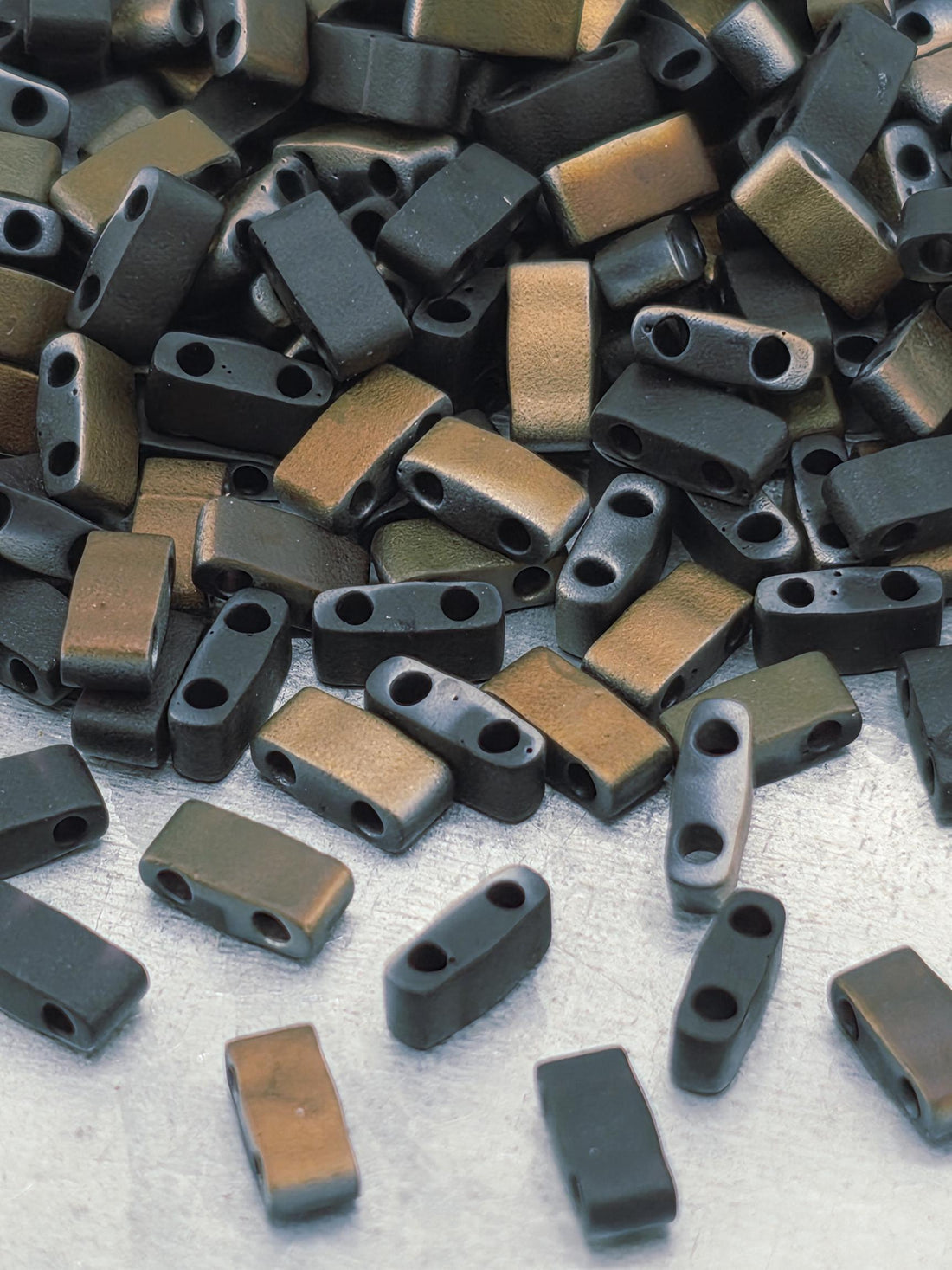 HTL4561-Miyuk Half Half-TIla Beads:Valentinite/Matte Black SC (7.5g pkg)