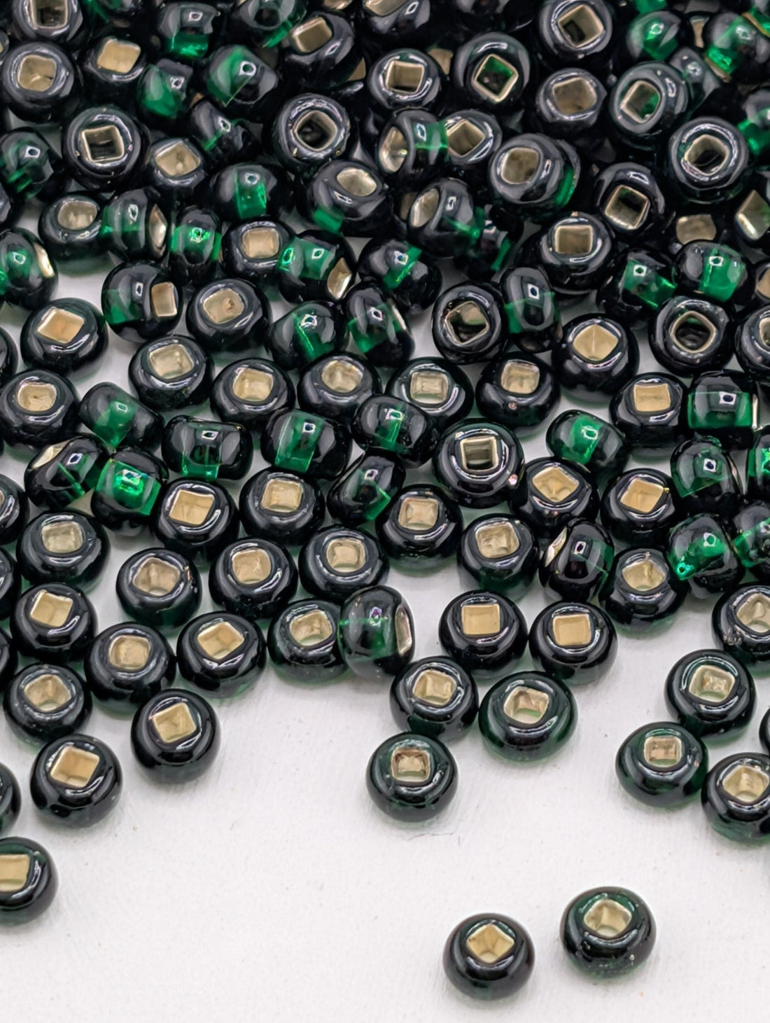 Preciosa 8/0 Seed Beads Emerald Green Silver Lined (Size 8/0 ) - 15g - Czech Glass Rocaille for Jewelry Making