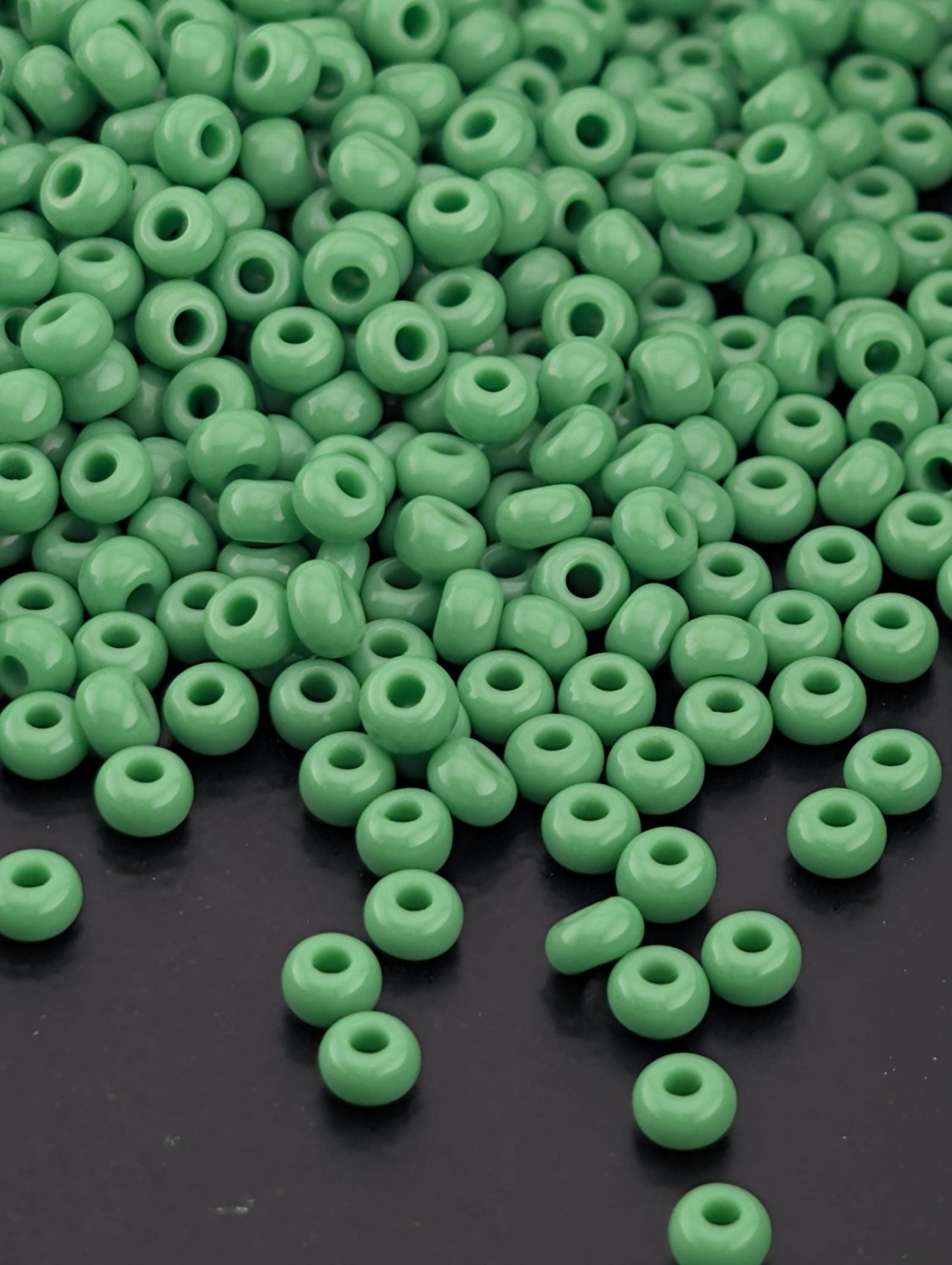 Preciosa 10/0 Seed Beads Opaque Green (Size 10/0 ) - 15g - Czech Glass Rocaille for Jewelry Making