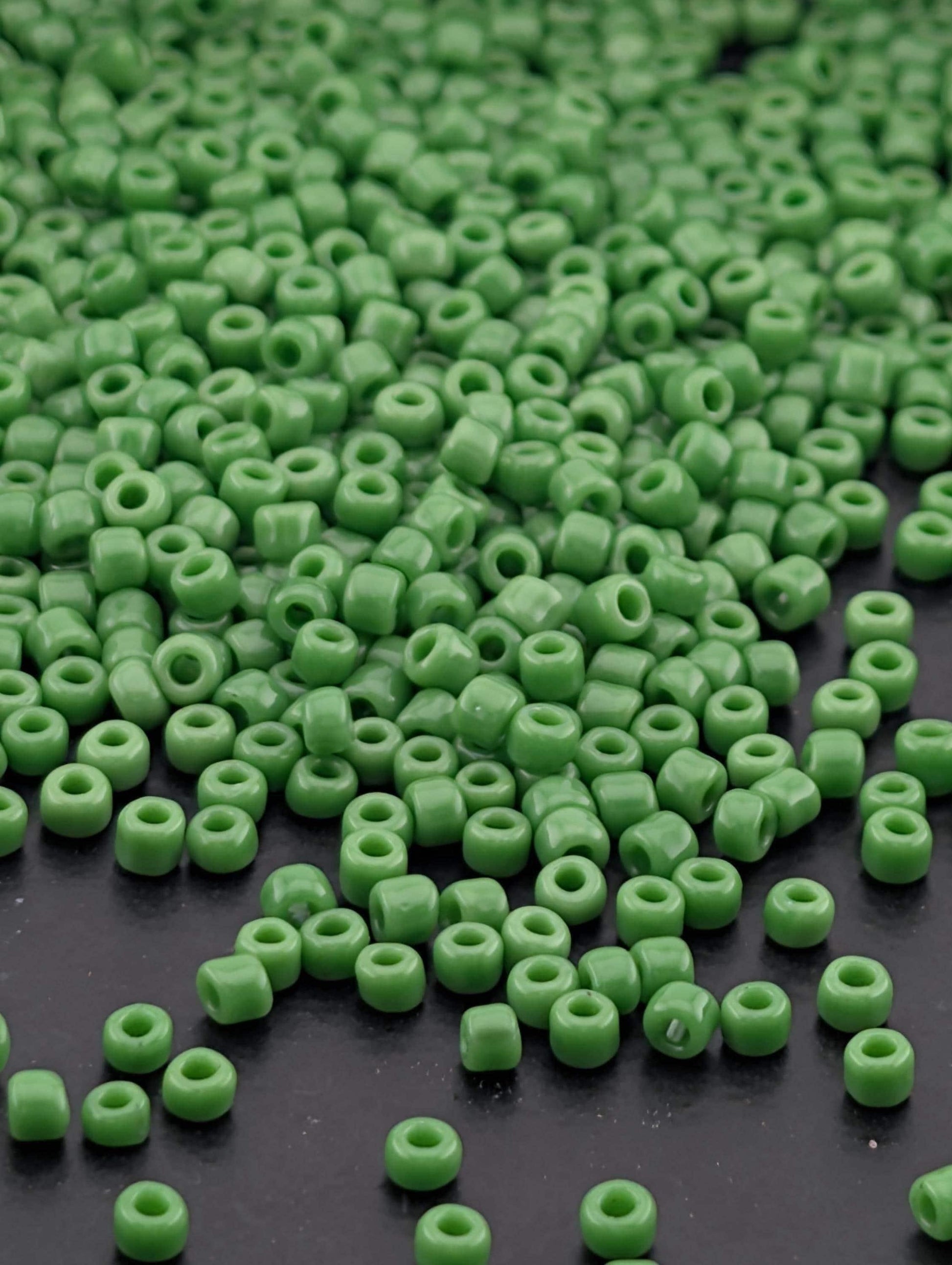 1818SB Opaque Green 11/0 Round Matsuno Seed Beads (15g, ~1650 pcs)