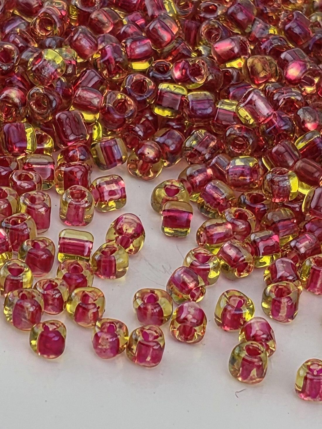 10TR1820-Miyuki Triangle Beads:Peridot/Red ICL (15g pkg)